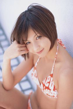 手捏了一下胸前的小兔子动画